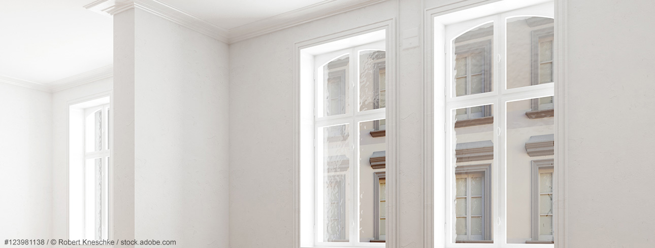 Weiße Fenster in einem Altbau-Raum | #123981138 © Robert Kneschke, stock.adobe.com